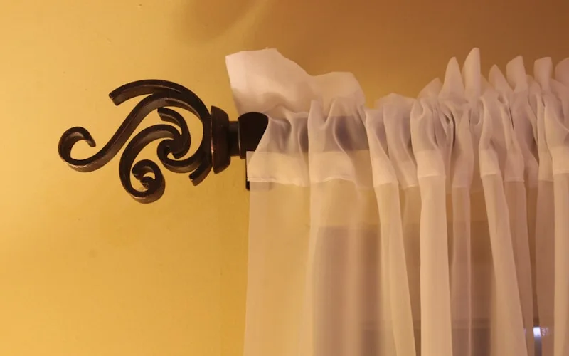 Diagram showing how to measure curtain width and height with measurement points marked